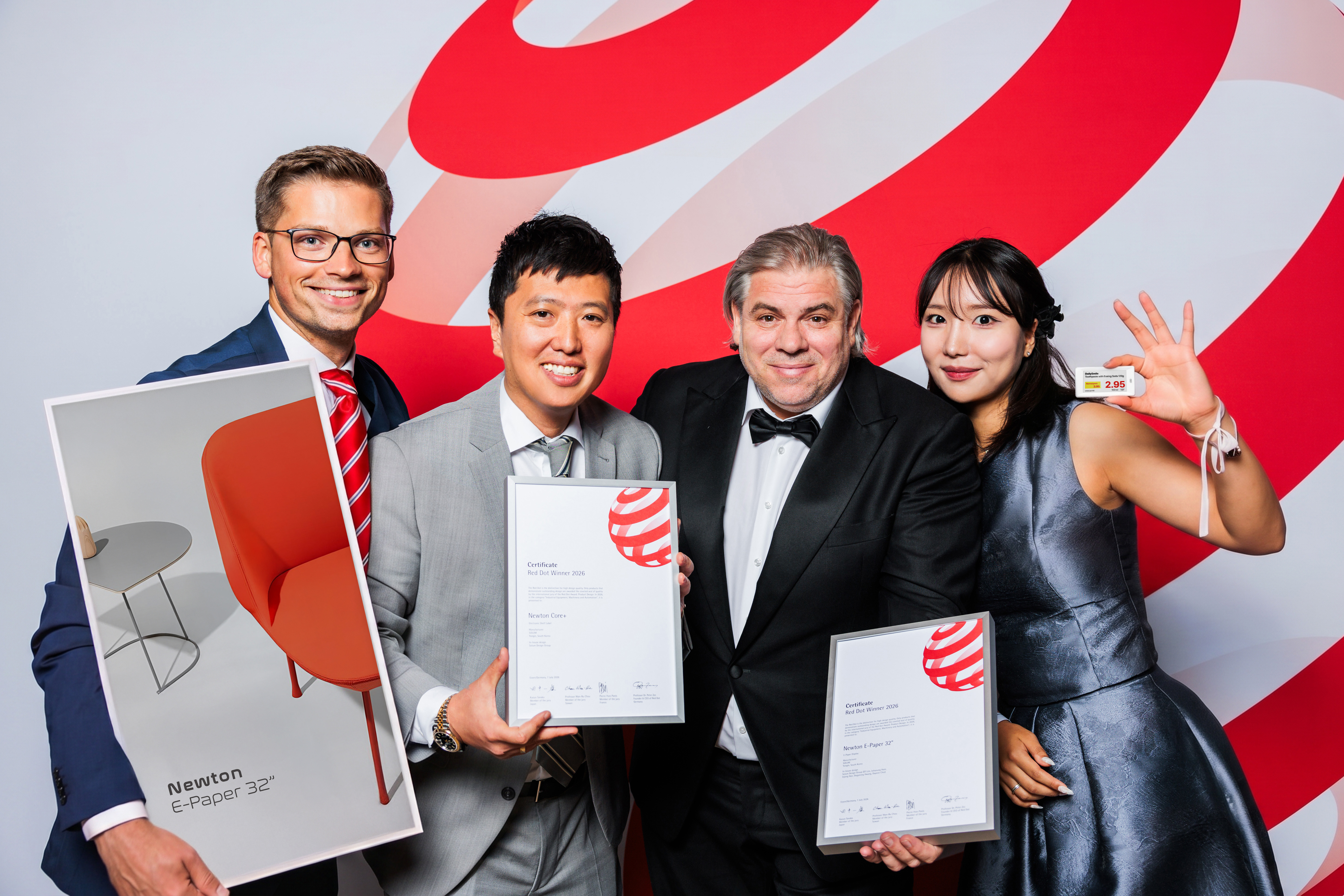 SOLUM Honored at the Red Dot Design Award 2026 Ceremony for Newton Core+ and Newton E‑Paper 32” 